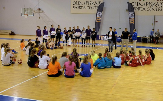 Foto: Jaunās basketbolistes trenējās kopā ar TTT Rīga spēlētājām