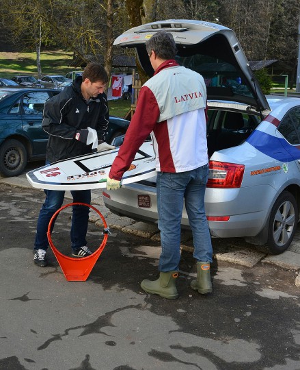 Foto: Basketbolisti un Valsts prezidents talko un uzstāda grozu Ogrē