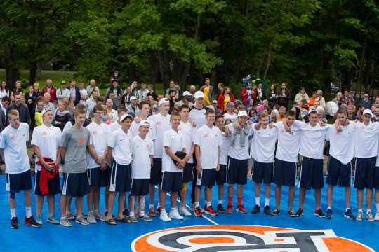 Liepājā atklāts Porziņģa dāvātais āra basketbola laukums