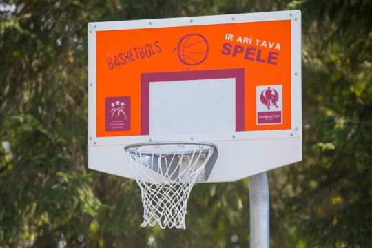 Foto: EuroBasket mantojums: Valmierā atklāts jauns brīvdabas basketbola grozs