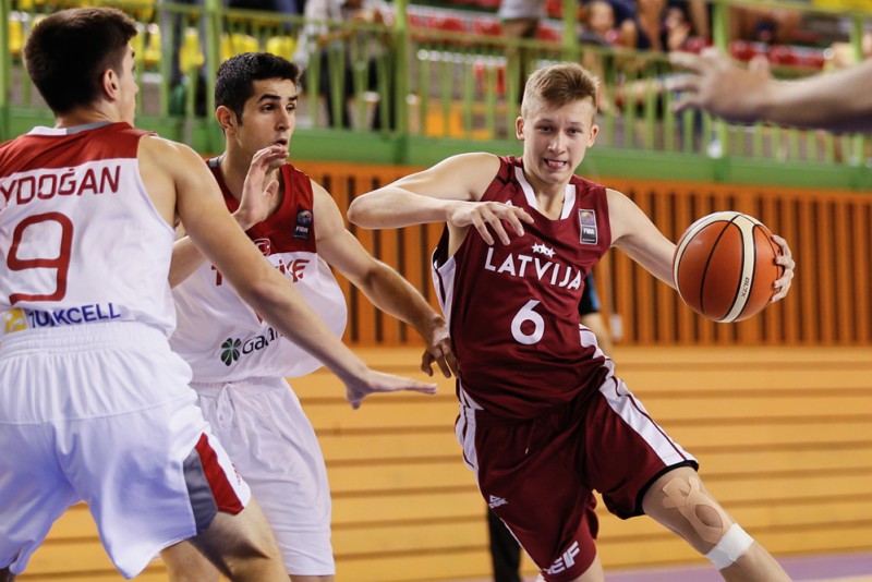 U16 puiši: Eiropas čempionāta grupā ar Spāniju, Melnkalni un Zviedriju