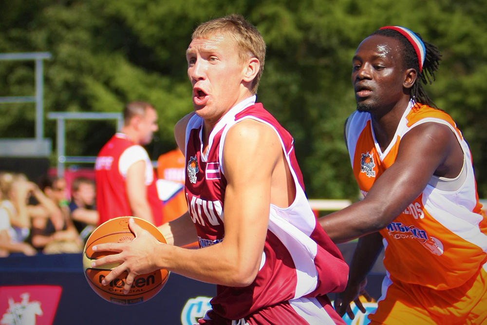 Kuksiks un Strēlnieks kopā ar Miezi un Lasmani spēlēs “Ghetto Basket”