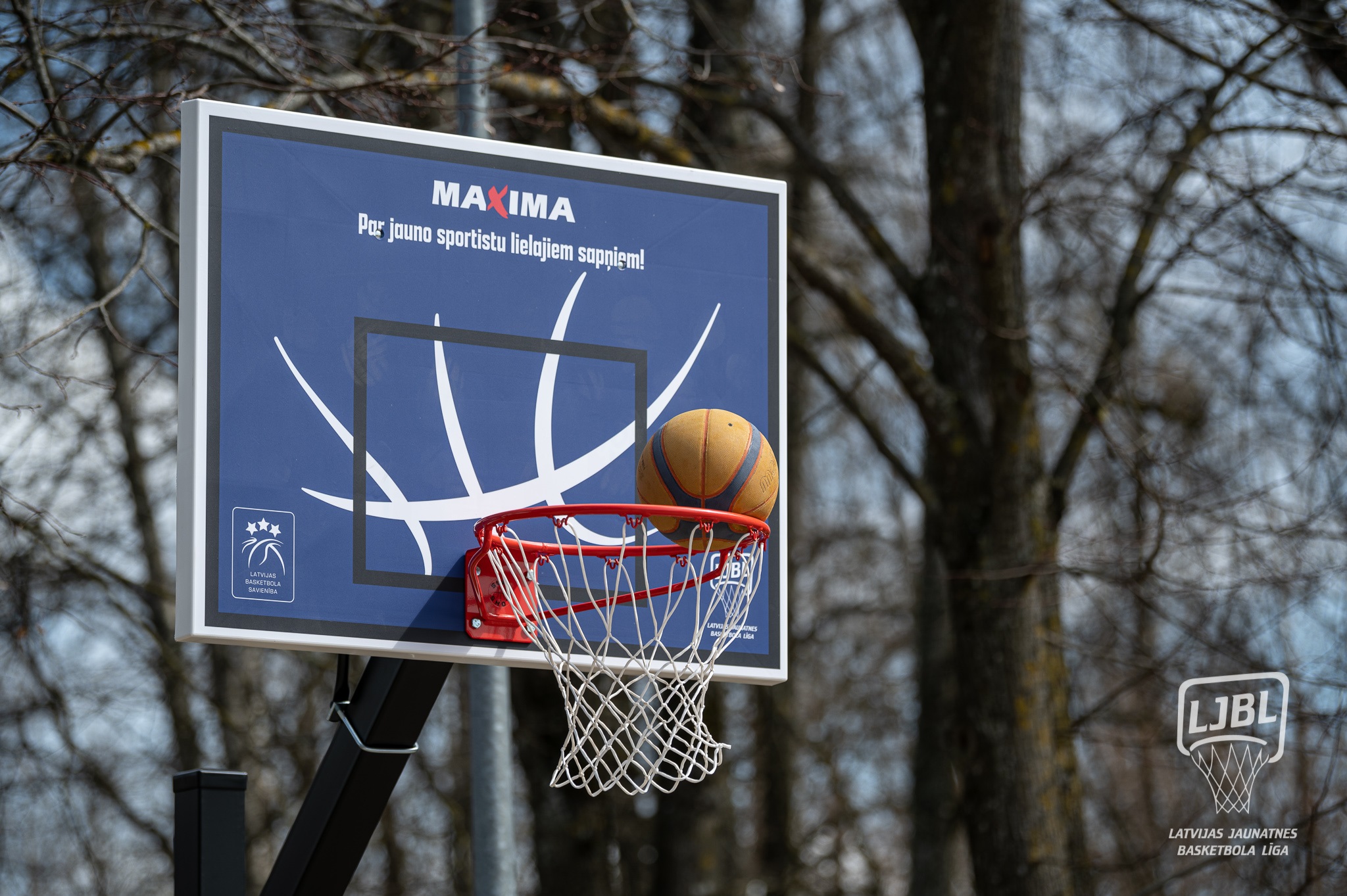 LBS sadarbībā ar “Maxima Latvija” atklāj trīs āra basketbola grozus, mudinot būt sportiskiem un veseliem 