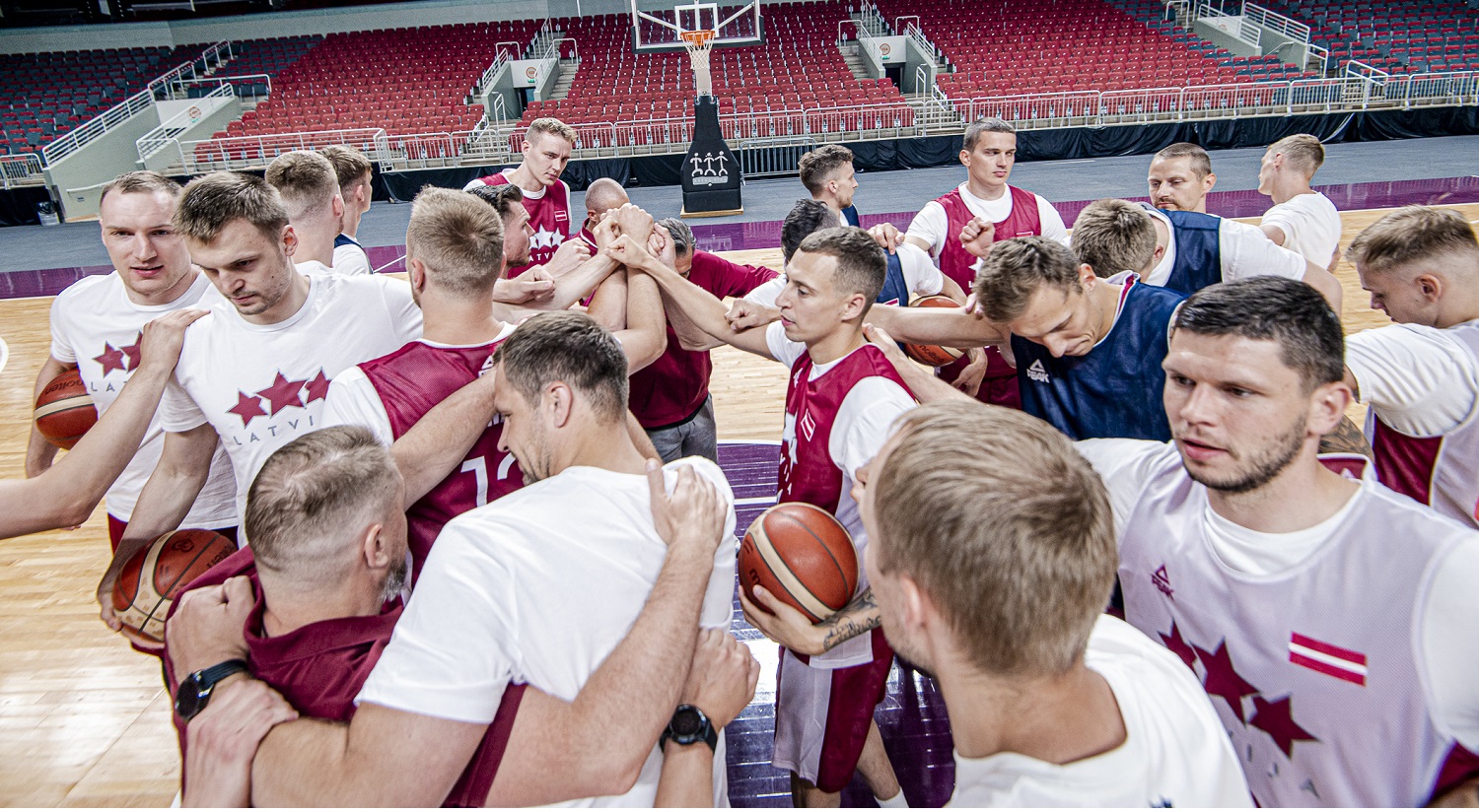 Trešdien plkst.18:30 Latvija – Lietuva ar zaļumballes akcentiem un Jāņa Blūma godināšanu