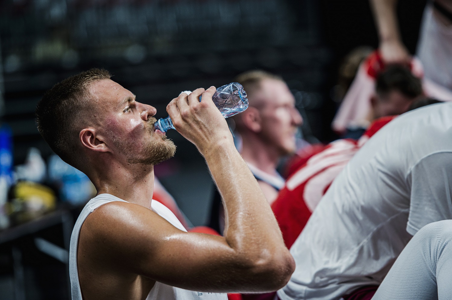 Latvijas basketbola valstsvienībām slāpes veldzēs dabīgais minerālūdens “885”