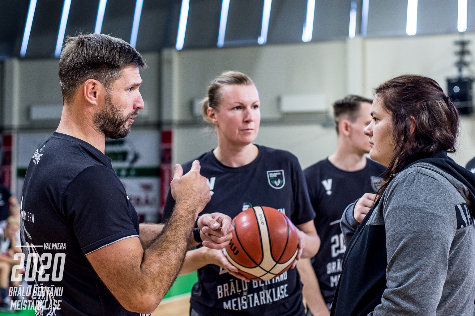 Valmieras basketbols aicina meitenes trenēties pie Daces Cinītes