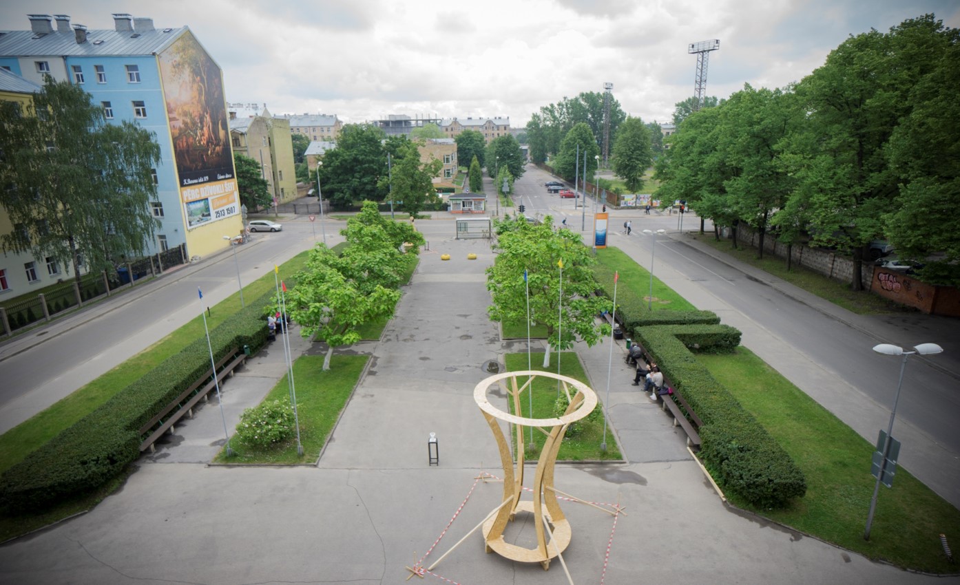 Pie Daugavas Sporta nama top piemineklis Valdemāram Baumanim