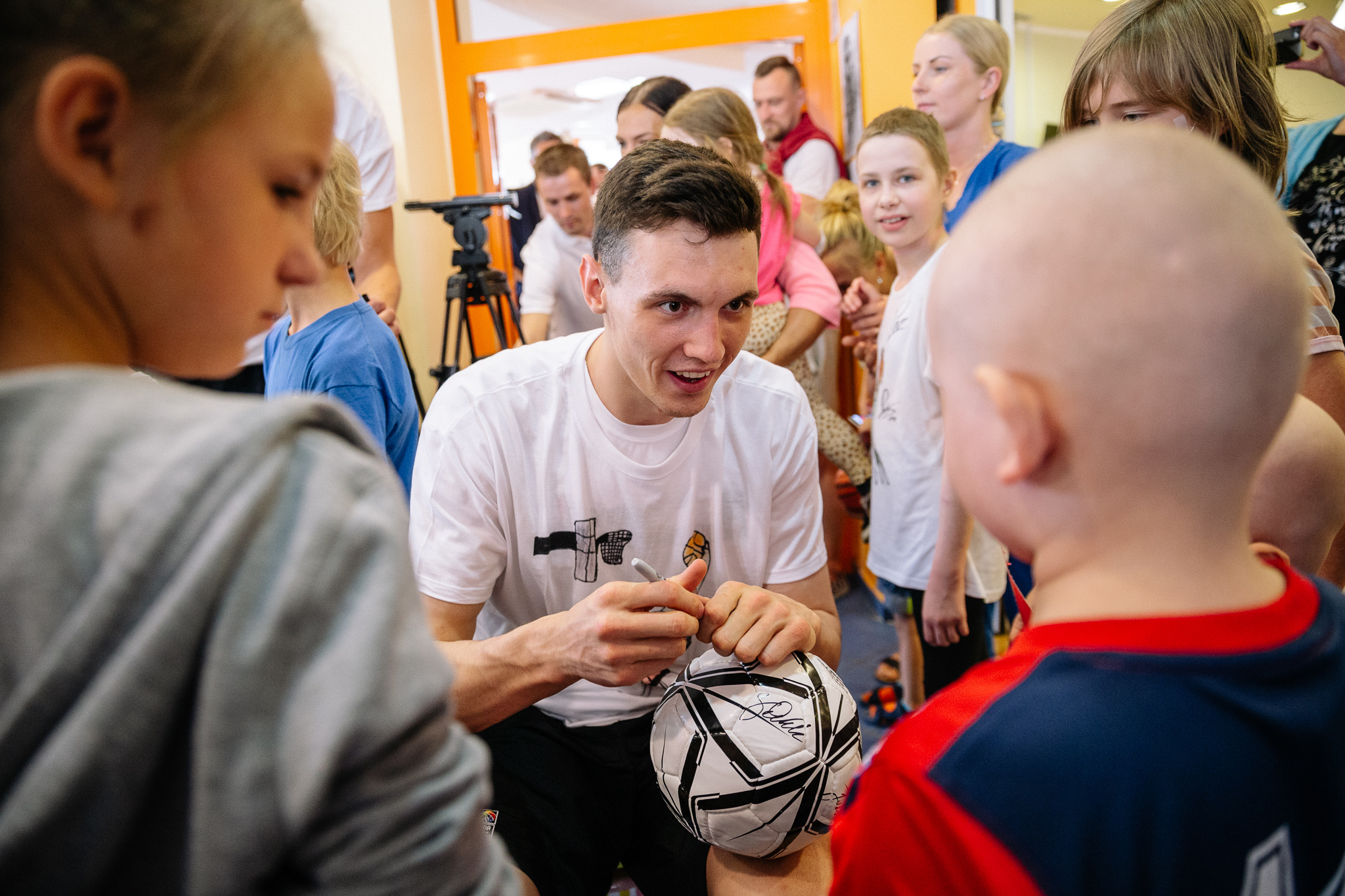 “Basketball without borders” zvaigznes apciemo Bērnu klīnisko universitātes slimnīcu