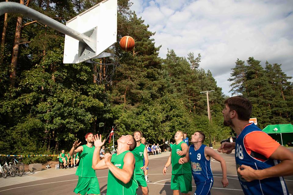 Ar LBS padomes locekļa Strēļa atbalstu Dārziņos atklāts sporta laukums