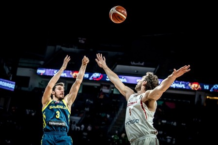 EuroBasket2017: Slovēnija turpina triumfa gājienu, noņemot kroni Spānijai 