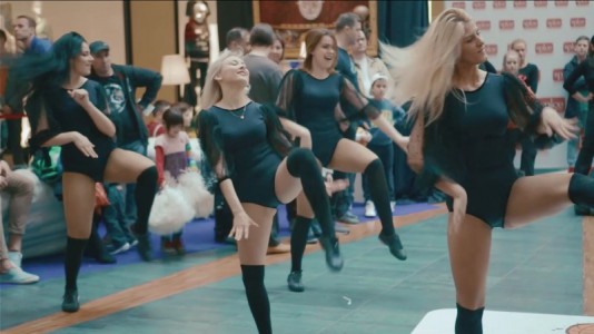 Video: Basketbolisti, karsējmeitenes un fani izklaidējas Spicē