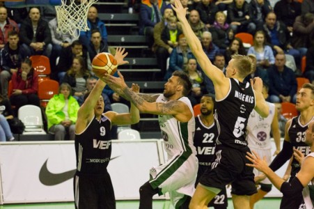 Video: VEF cīņu par zeltu sāk ar uzvaru Valmierā