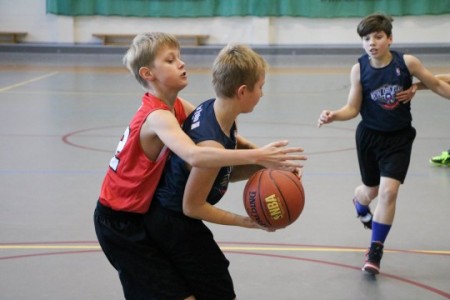 Foto: NBA Junioru līgā Ventspilī līderos izvirzās “Memphis Grizzlies” un “Dallas Mavericks”