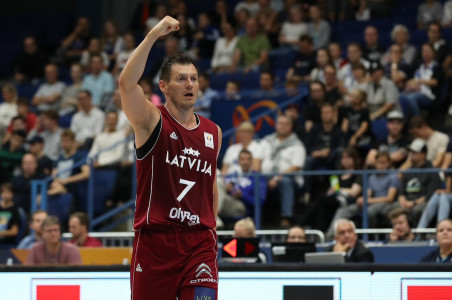 #TrīsZvaigznes Ārpus statistikas. Jānis Blūms Basketstudijā 2+1:  “Latvija jau bez drāmas nevar”