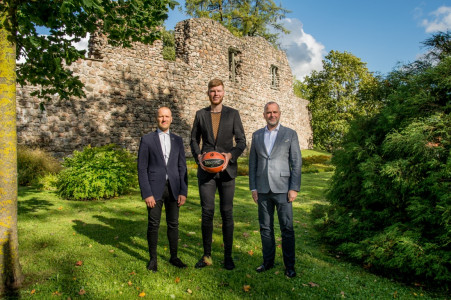 Dibinās Bertānu Valmieras basketbola skolu