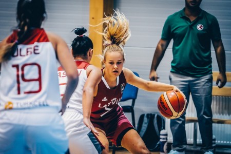 U18 meitenes: uzvara raksturu cīņā, svētdien 14:15 kauja par 13.vietu