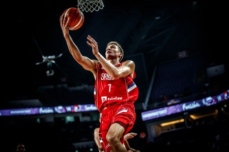 EuroBasket2017: serbi iztur krievu pakaldzīšanos; fināls Slovēnija - Serbija