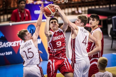 U16 puiši: zaudējums ceturtdaļfinālā, piektdien plkst.14:45 cīņa par 5./8. vietu ar Grieķiju