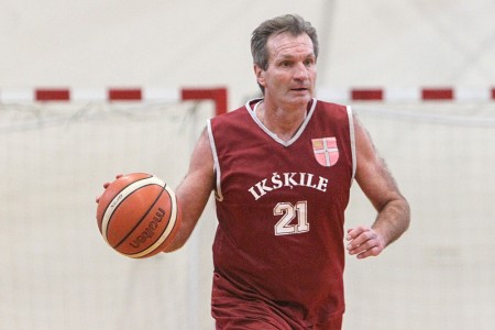 Maksibasketbols: Izceļas K60+ grupas spēlētāji Feldmanis un Lūķis