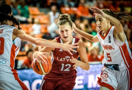 U16 meitenes: zaudējums Spānijai, sestdien 16:45 ar Serbiju