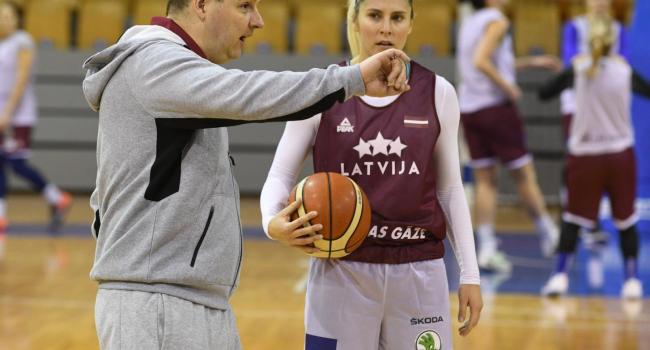 Foto: Sieviešu izlases pirmais treniņš pirms gada atbildīgākās spēles