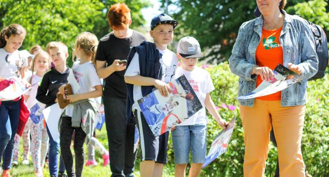 Sportland pirmie soļi basketbolā: Rīgas Centra humanitārās vidusskolas pirmklasnieki satiek Kristapu Porziņģi